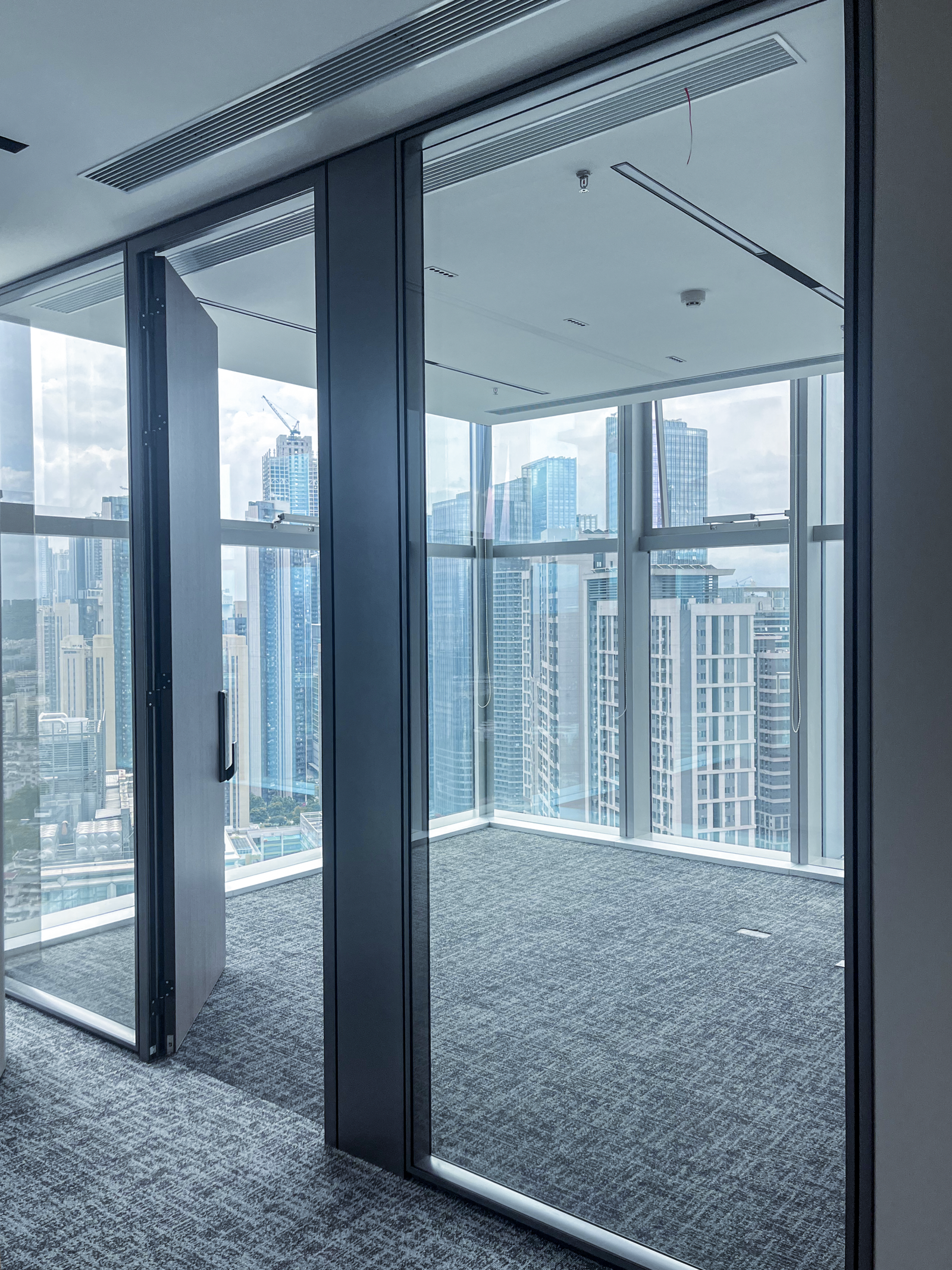 A folding glass wall system demonstrating how to create flexible meeting spaces by easily stacking the glass panels to the side, transforming the room.