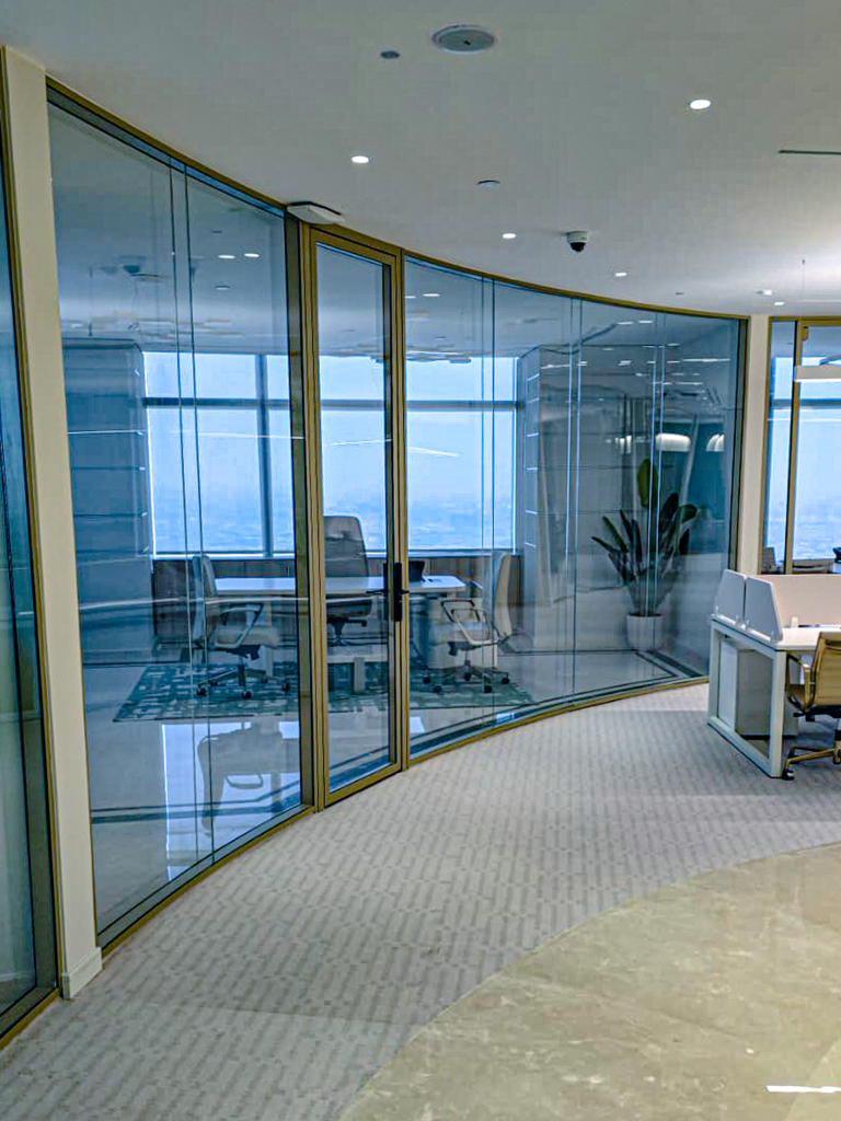 Curved double-glazed frameless glass partition from the 108 series, installed at the King’s Tower in Saudi Arabia to create a minimalist high-end office.
